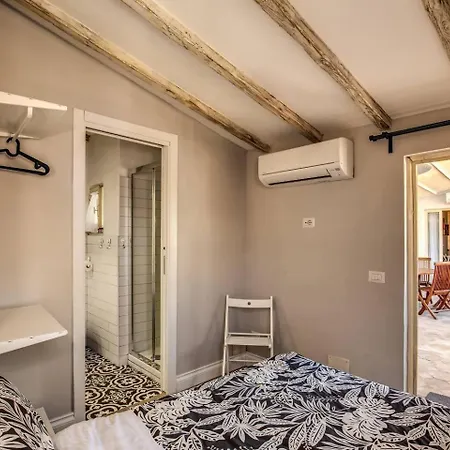 Attic With Terrace By Trevi Fountain Rome