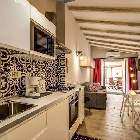 Attic With Terrace By Trevi Fountain * Rome